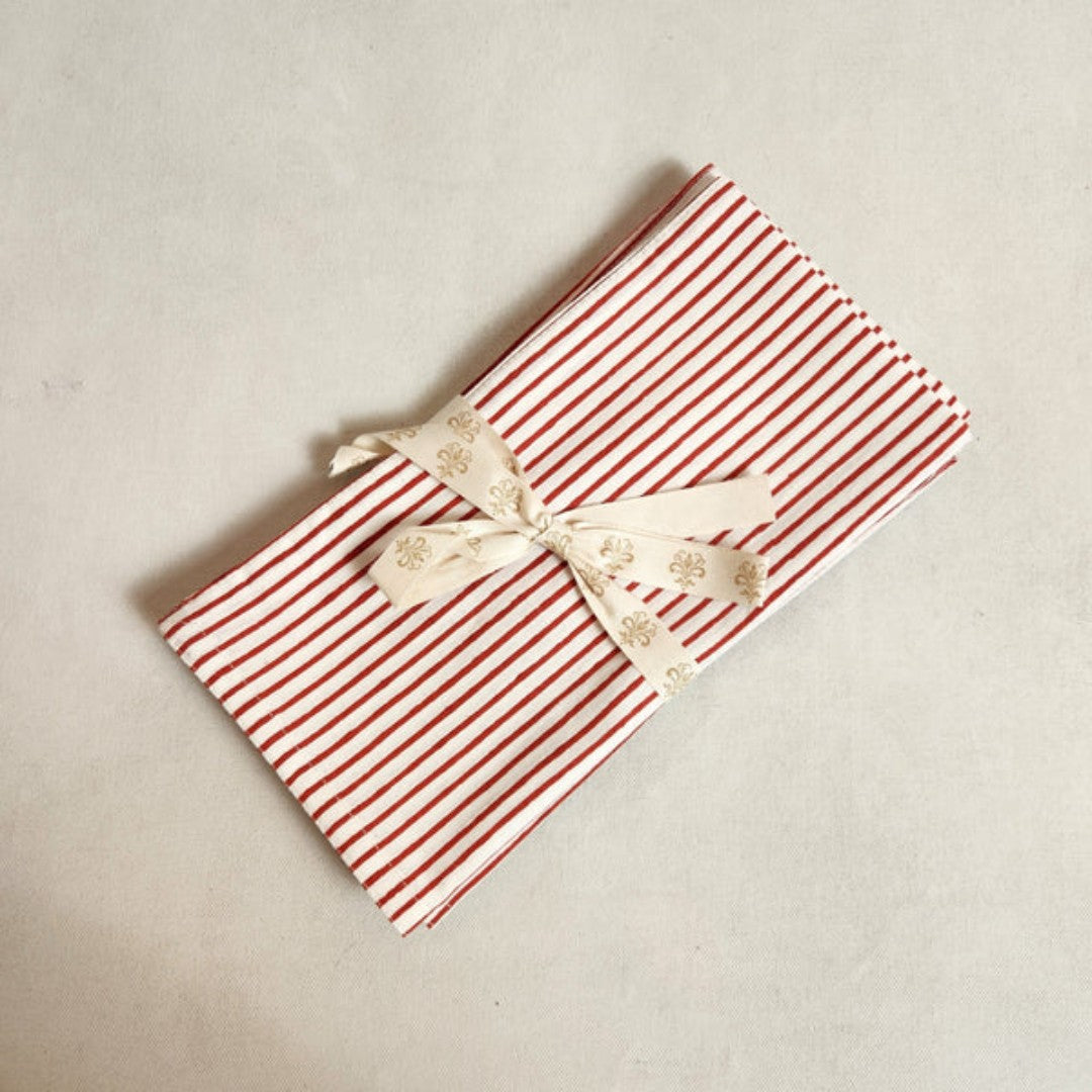 Set of 4 Napkins with Stripe Pattern in Red on White
