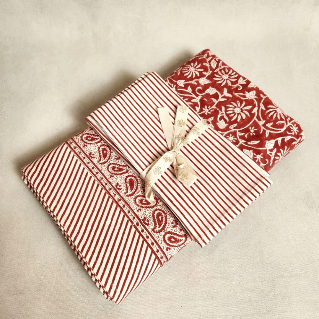 Set of 4 Napkins with Stripe Pattern in Red on White