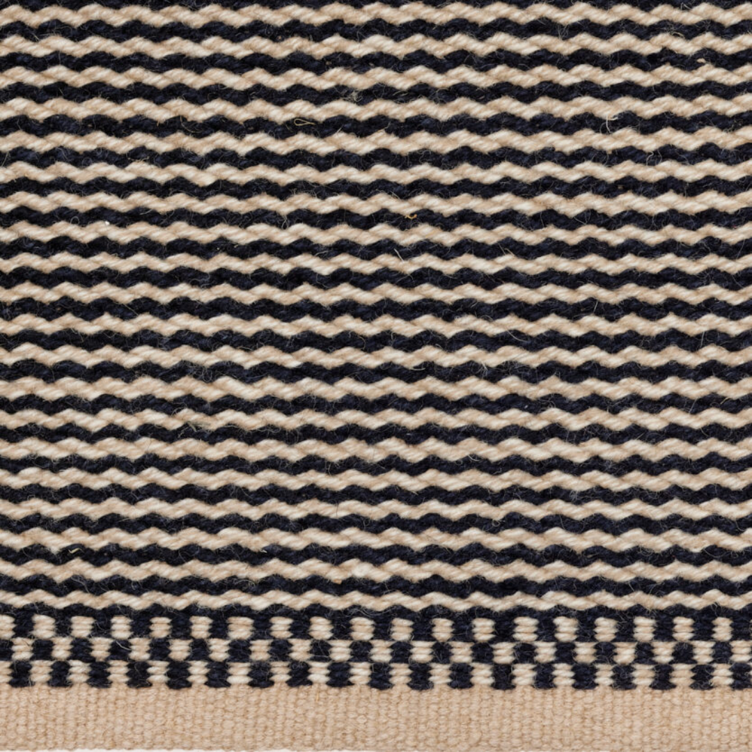 Black & Beige Daisy Rug Rug in 2 Sizes