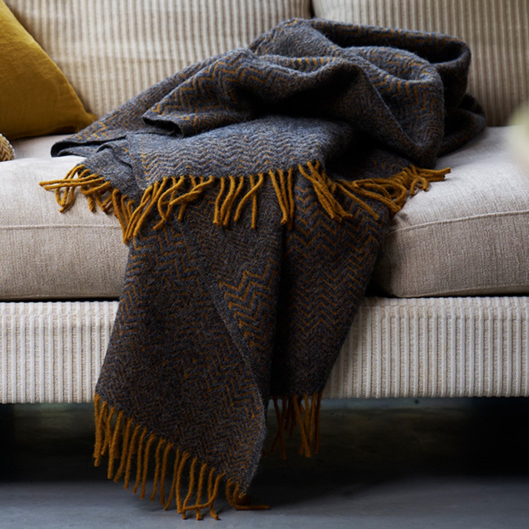 Zig Zag Throw in Lava