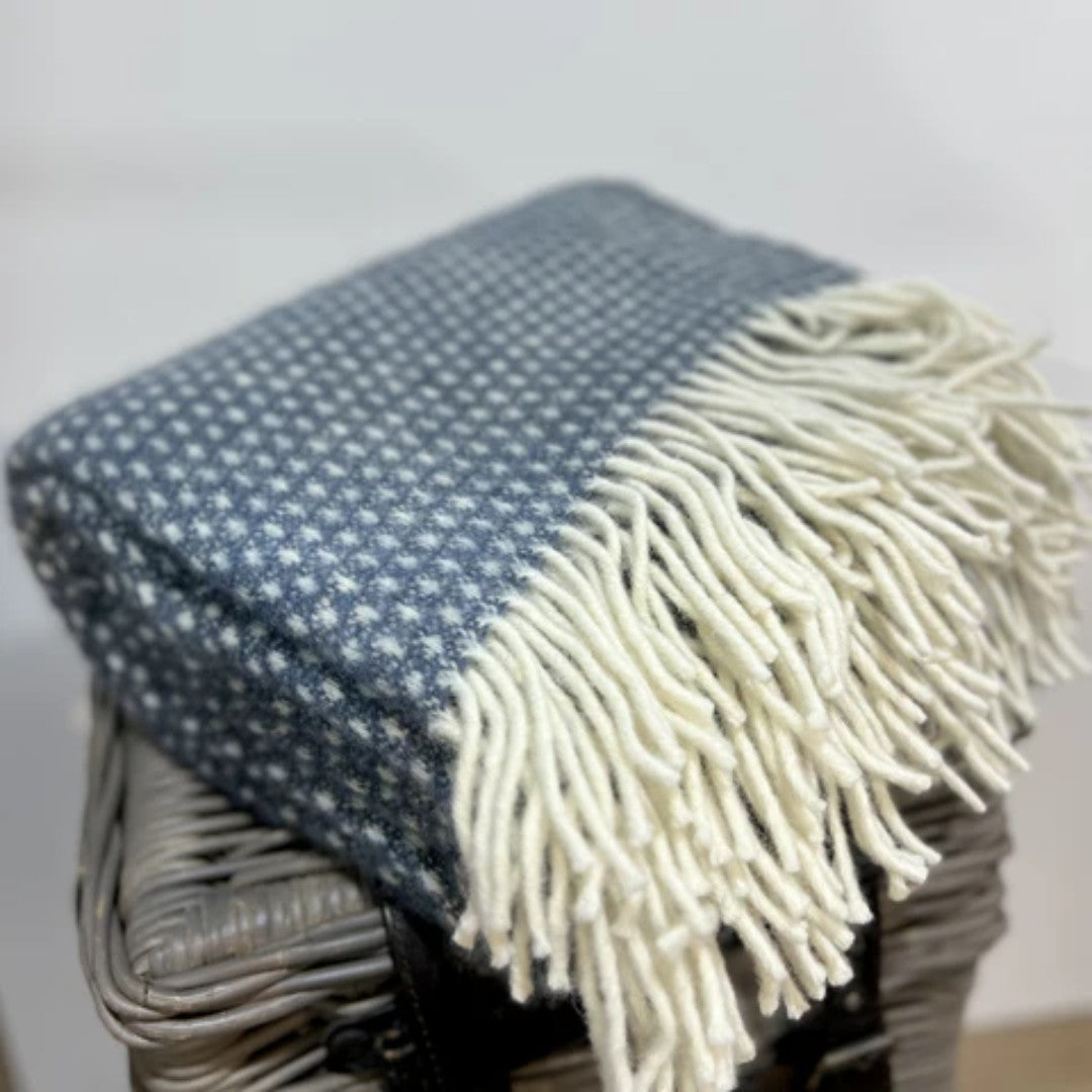 Knut Smokey Blue Throw
